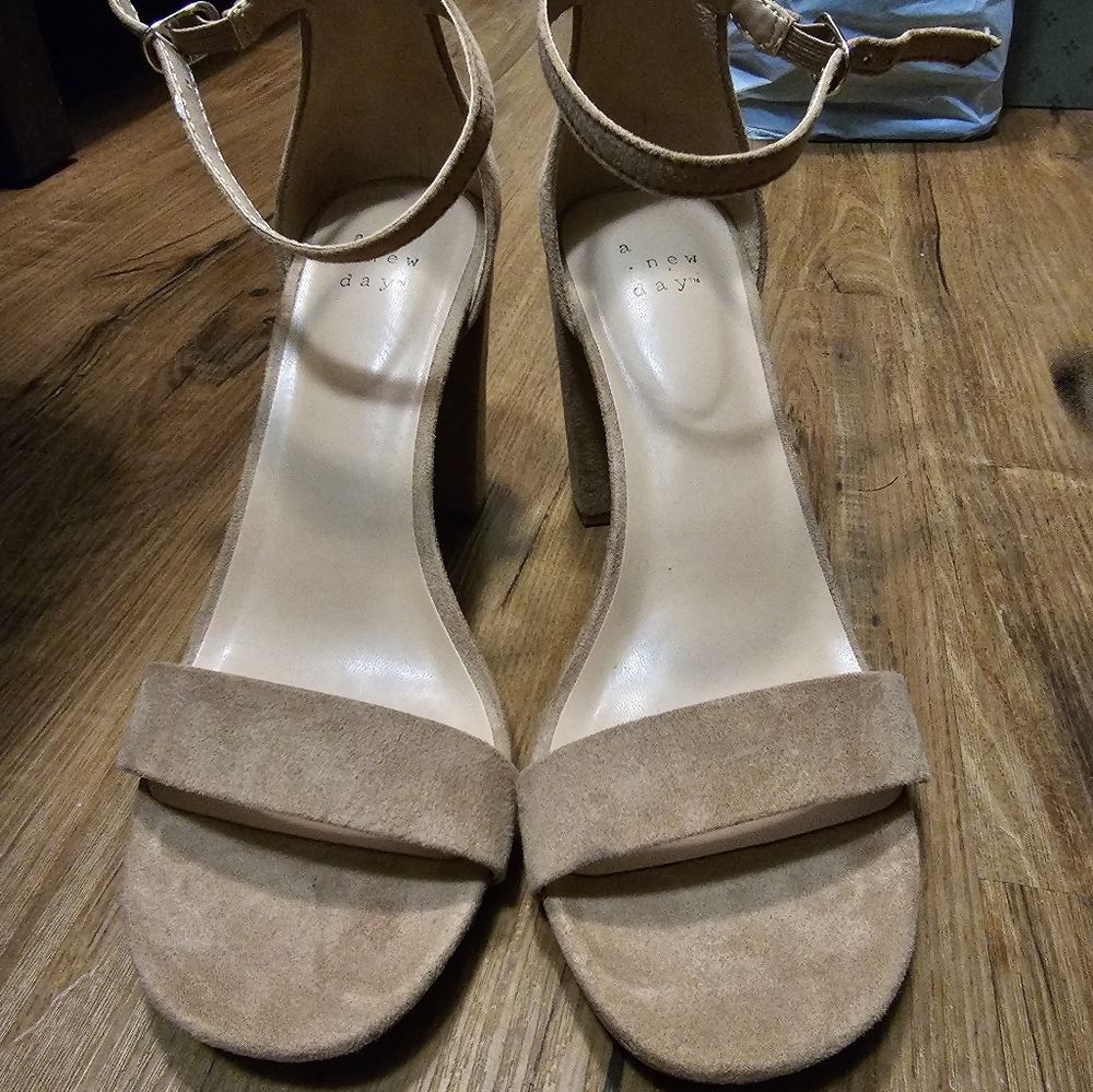 Brand new heels I'm gonna throw in a free black pair just like these but flat R
